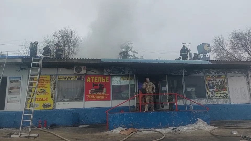 В Волгограде ликвидировали пожар на Тракторном рынке